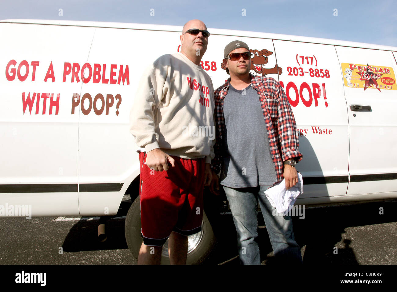 Jon Gosselin pone con 'Mr. Convogliatore' da un cane asportazione dei rifiuti società mentre in attesa per le sue figlie gemelle a scendere il loro Foto Stock