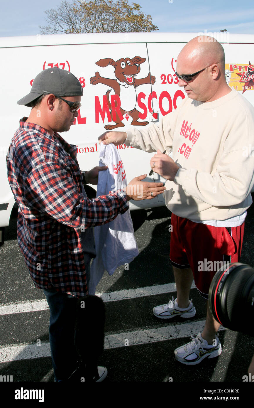 Jon Gosselin con 'Mr. Convogliatore' da un cane asportazione dei rifiuti azienda Jon Gosselin segni un autografo per un ventilatore durante l'attesa per la sua Foto Stock
