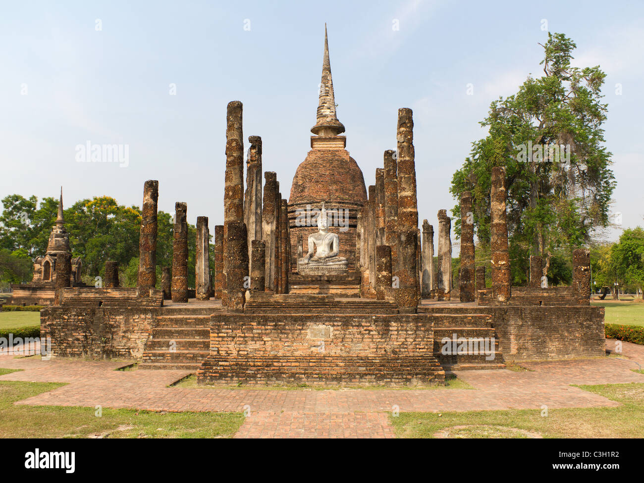 Rovine del tempio di Wat Sa Si, parte di Sukothai Historial Park in Thailandia Foto Stock