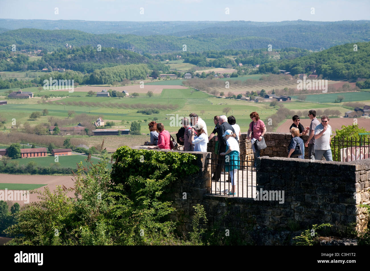 La gente che guarda alla valle della Dordogna, dalla graziosa bastide città di Domme, Dordogne Francia UE Foto Stock