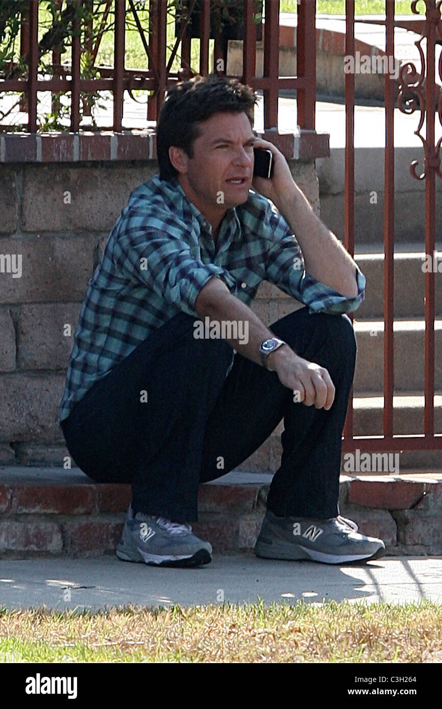 Jason Bateman visto parlare al telefono durante le riprese del suo nuovo film 'L'Baster' Los Angeles, California - 08.10.09 Foto Stock