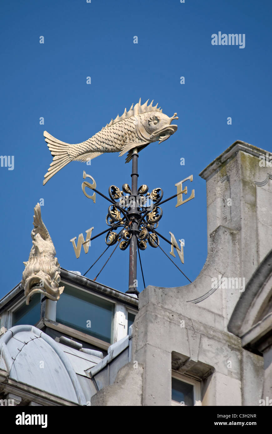 A tema di pesce banderuola sulla sommità di pescivendoli Hall, sede della venerabile compagnia di pescivendoli, Londra, Inghilterra Foto Stock