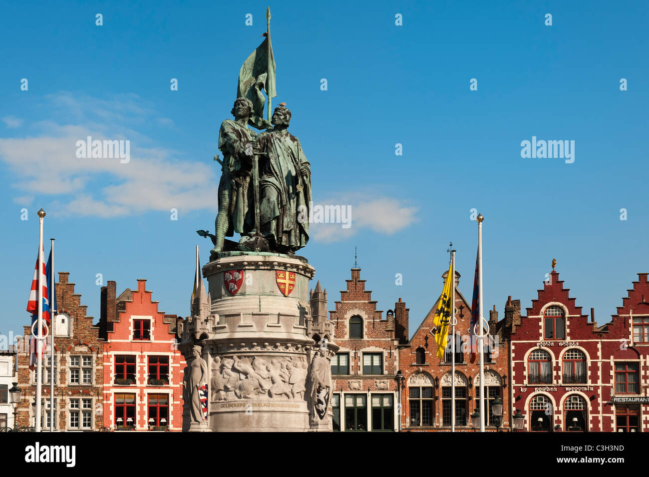 Jan Breydel e Pieter Deconinck statua a Markt Square, il centro storico di Bruges, Belgio Foto Stock