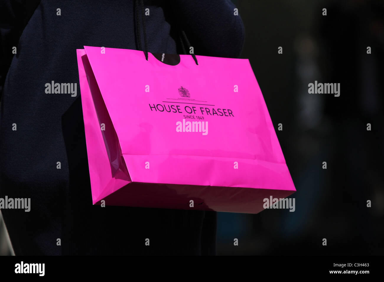 Shopping bag essendo portati in Oxford Street a Londra, Inghilterra Foto Stock