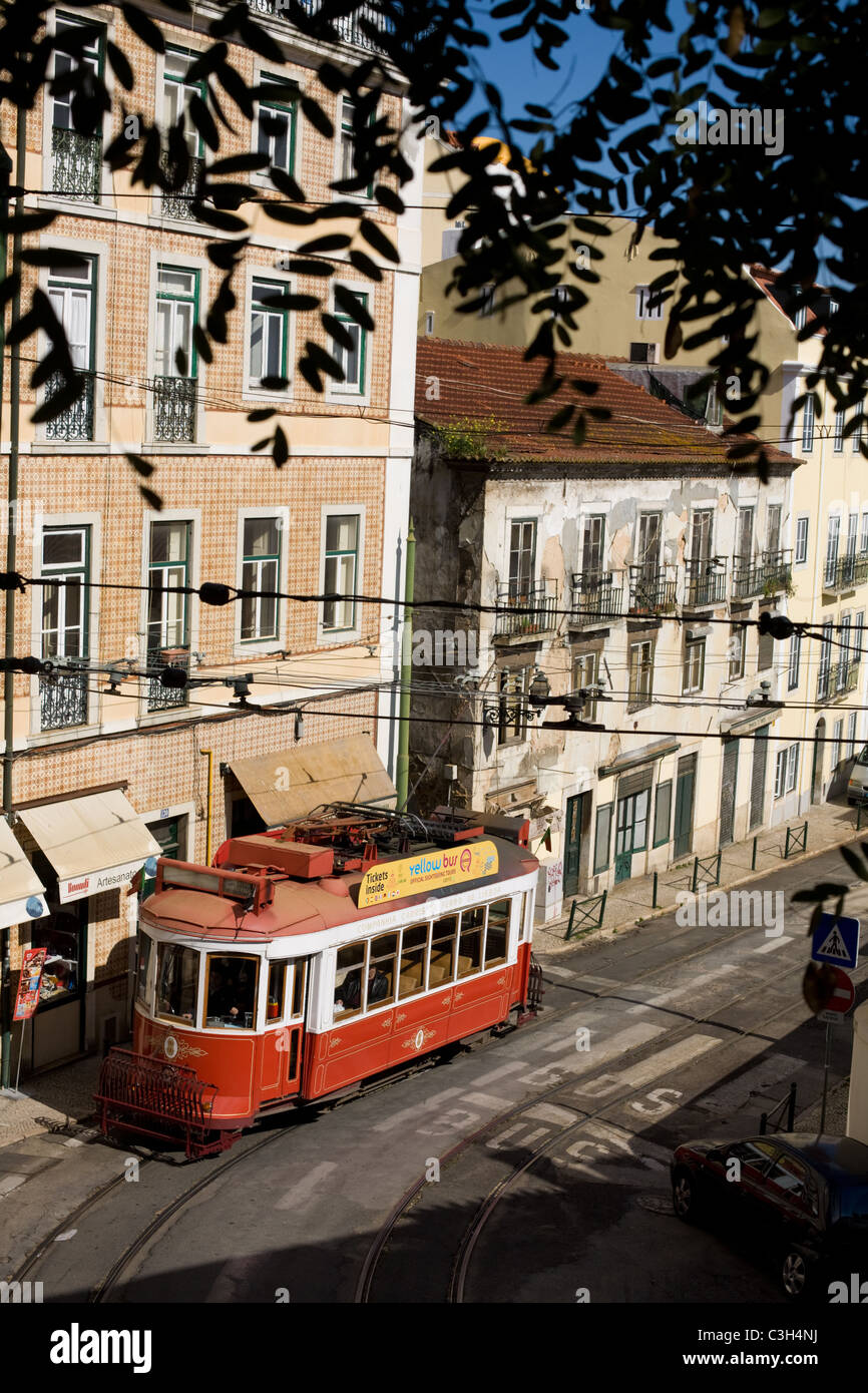 Un tram nel quartiere di Alfama di Lisbona, Portogallo Foto Stock