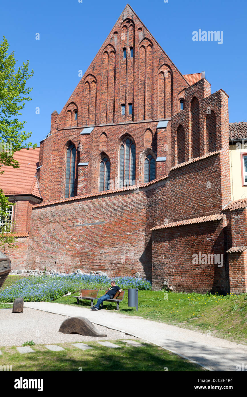 Le mura della città con il suo Museo Oceanografico dietro (ex Abbazia di Santa Caterina), Stralsund, Mecklenburg Vorpommern, Germania Foto Stock