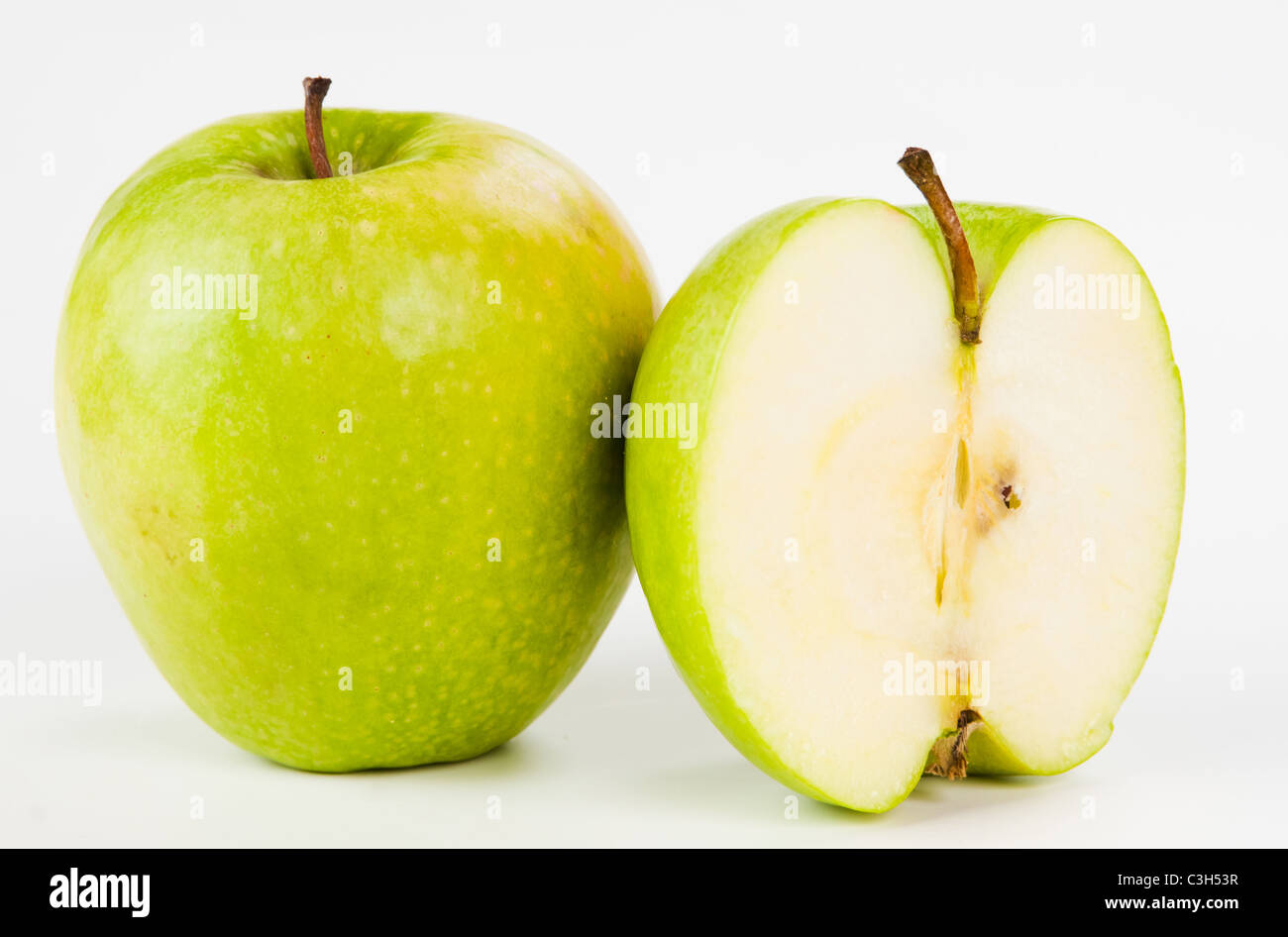 Mele Verdi e metà di apple isolato su uno sfondo bianco Foto Stock