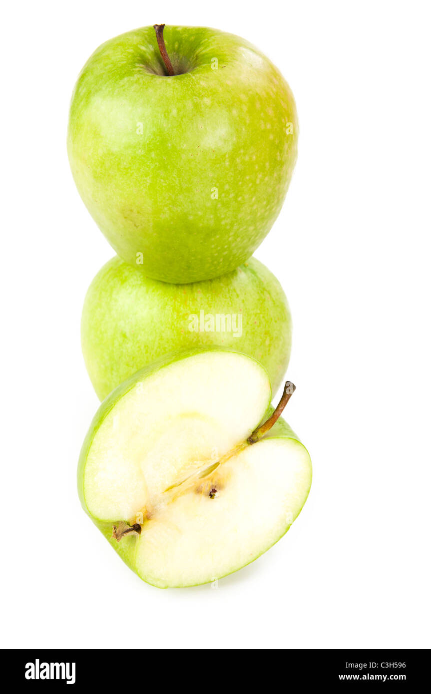 Due mele e mezza di apple isolato su uno sfondo bianco Foto Stock