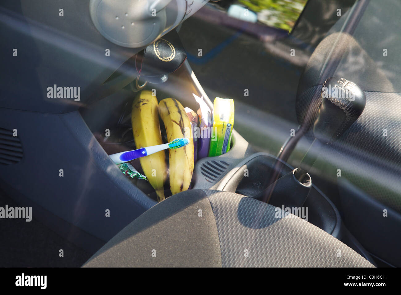 Le banane in un auto a caldo Foto Stock