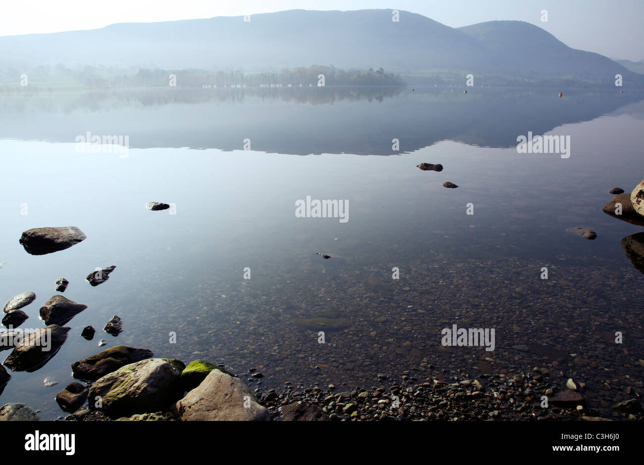 Ullswater lago di mattina presto con la nebbia Foto Stock