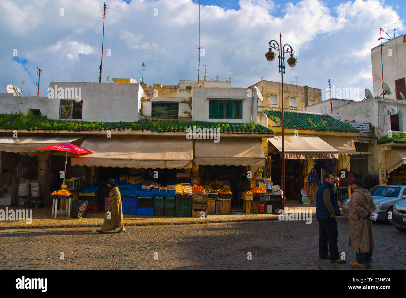 Scene di strada a Le Grand Socco square Tangeri Marocco Africa settentrionale Foto Stock