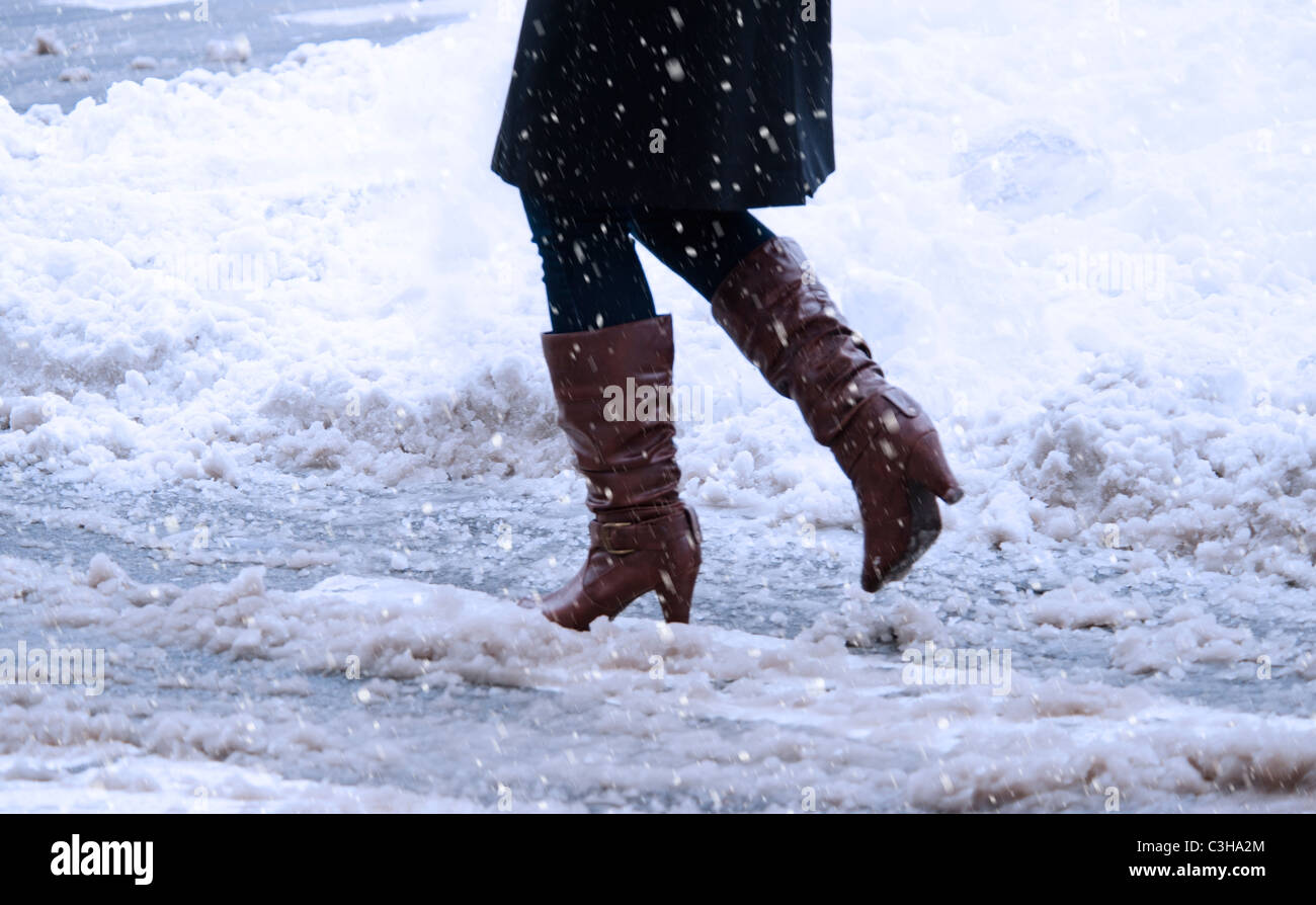 Close up della donna per le gambe camminando in inverno granite Foto Stock
