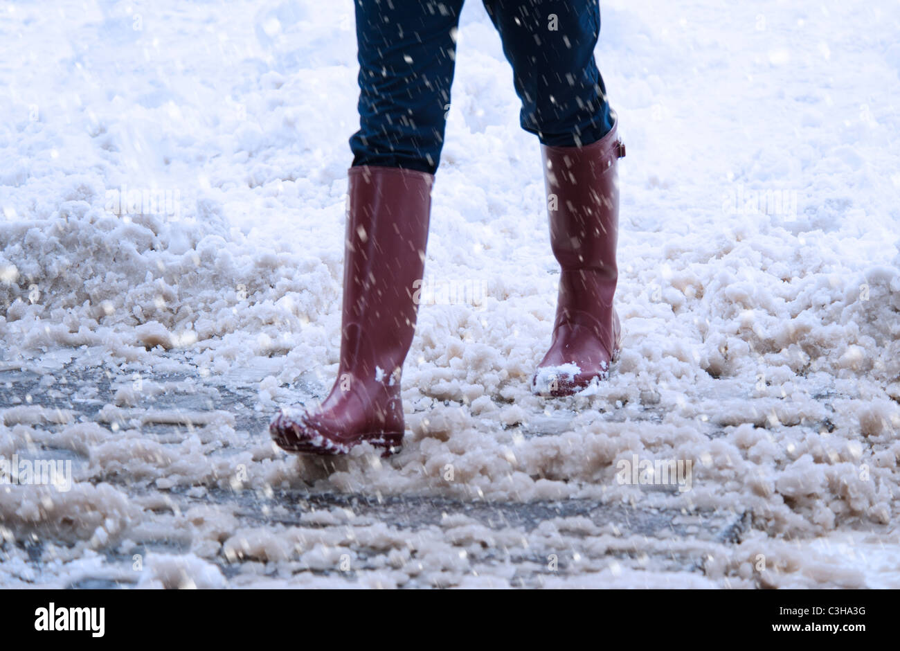 Close up della donna per le gambe camminando in inverno granite Foto Stock