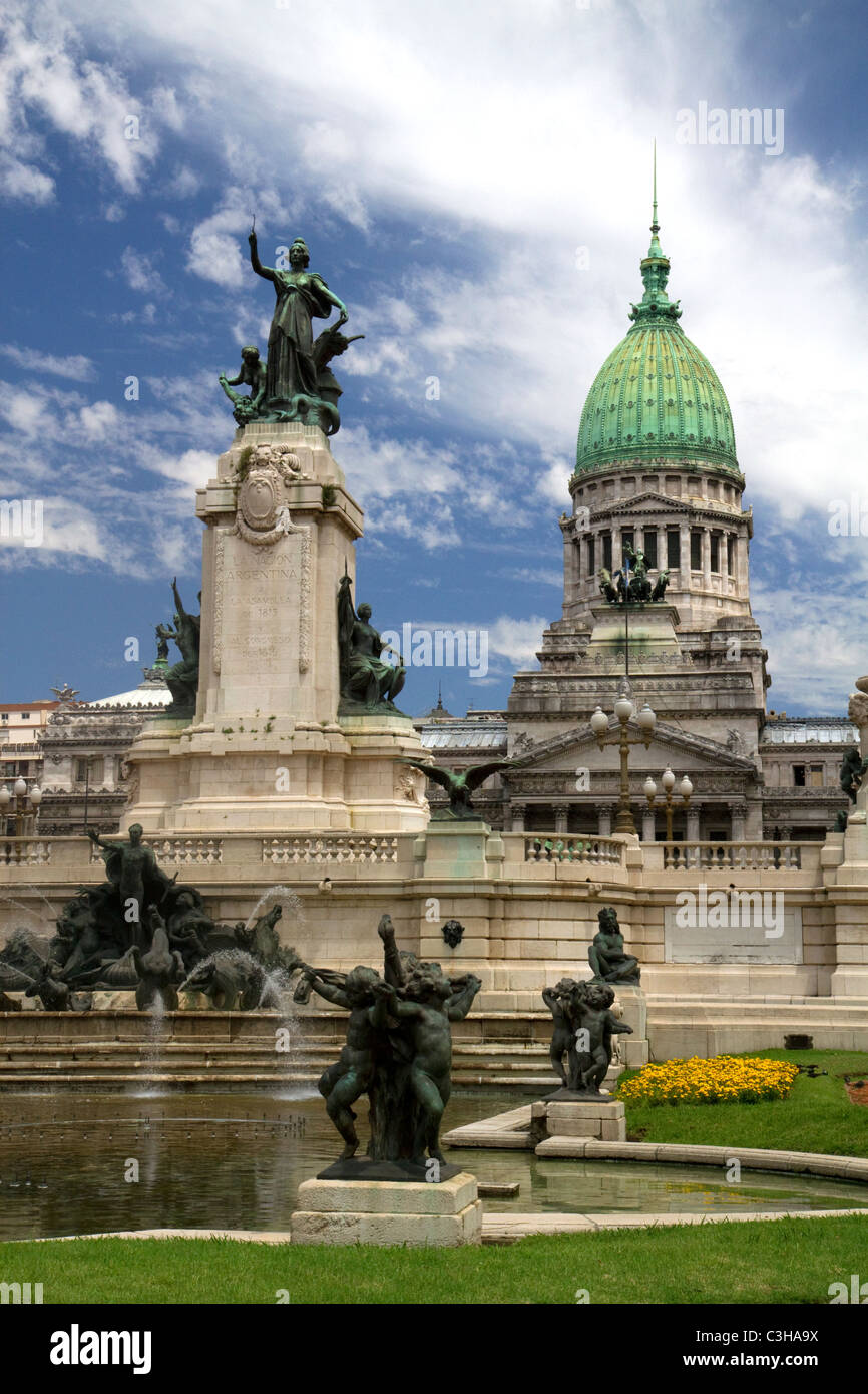 Monumento a due congressi di fronte all'Argentina Congresso Nazionale edificio in Buenos Aires, Argentina. Foto Stock