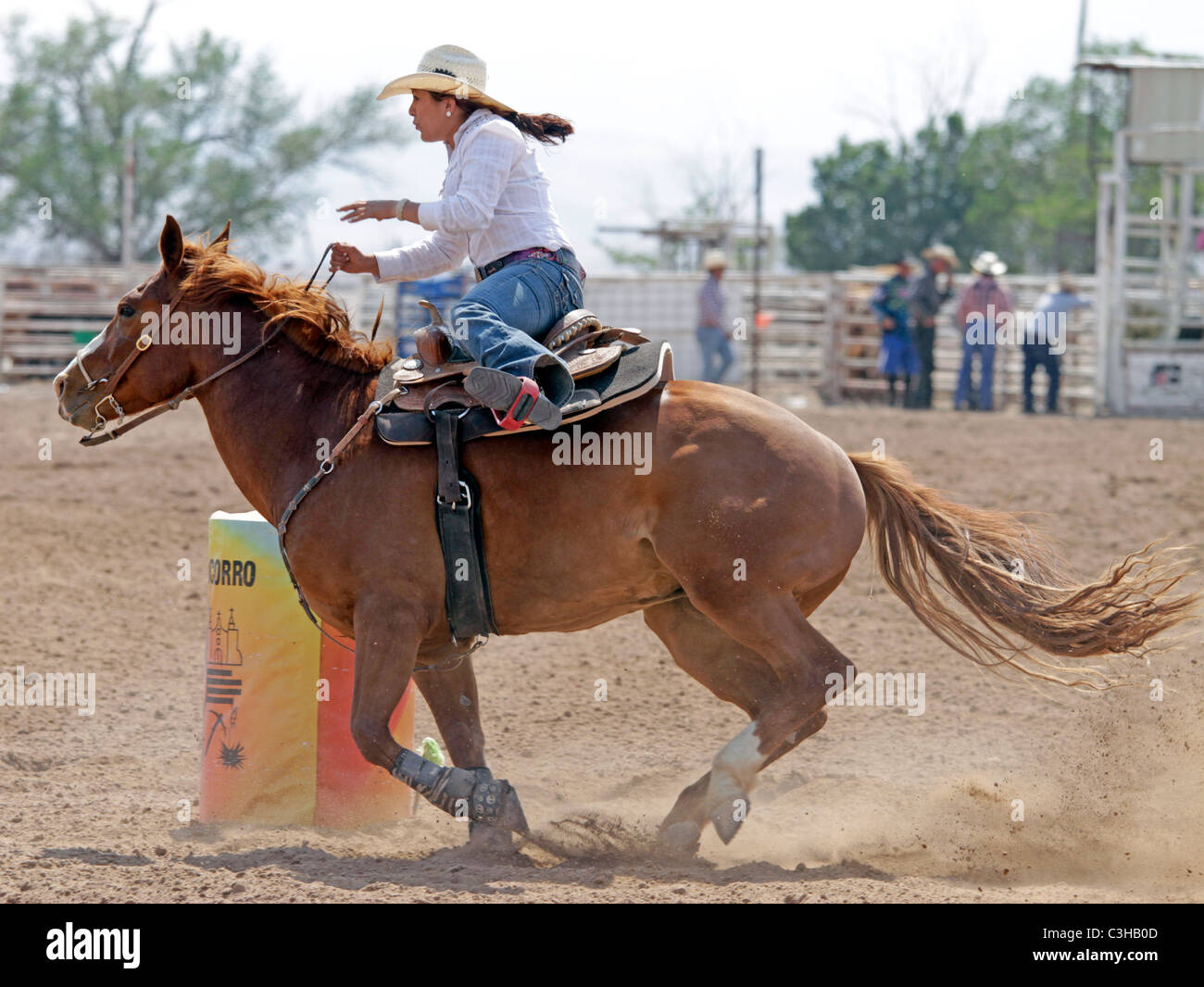 Donna Barrel racing concorrenza a lui annuale di Socorro, Nuovo Messico, rodeo. Foto Stock
