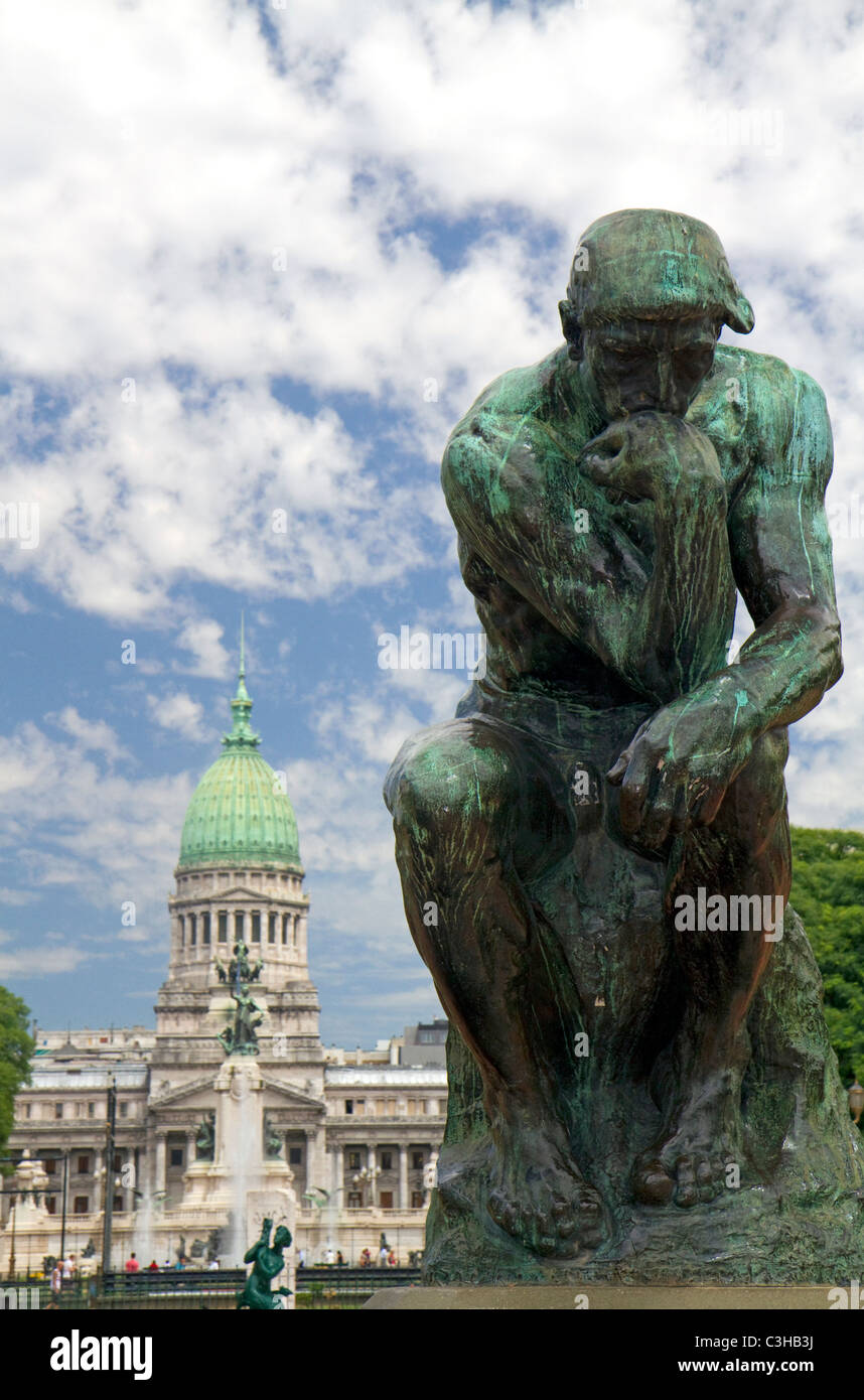 Il pensatore scultura di fronte all'Argentina Congresso Nazionale edificio in Buenos Aires, Argentina. Foto Stock