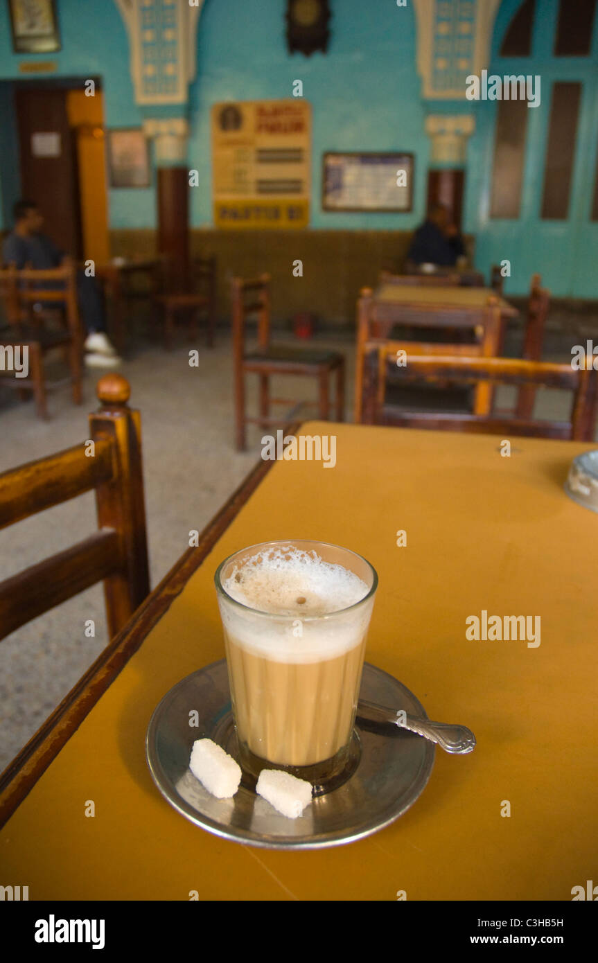 Cafe au lait caffè latte Cafe de France Medina la città vecchia centrale di essaouira marocco Africa settentrionale Foto Stock