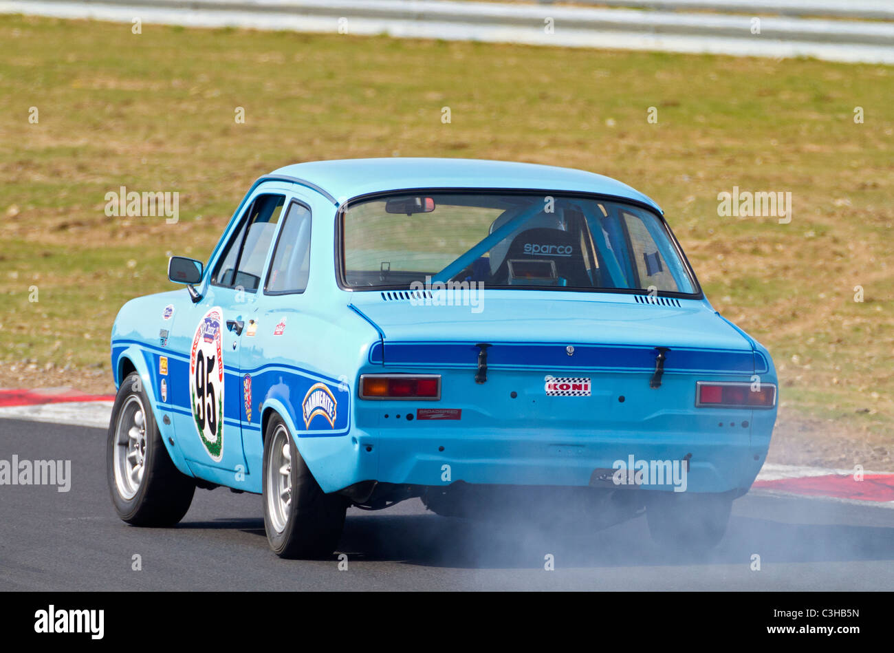 1973 Ford Escort Mk1 con driver Len Farinello comune durante la CSCC oscillante serie degli anni Sessanta gara a Snetterton, Norfolk, Regno Unito. Foto Stock