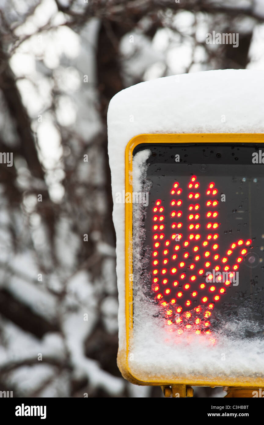 Close up di 'non a piedi segno" con incandescente mano rossa in inverno Foto Stock