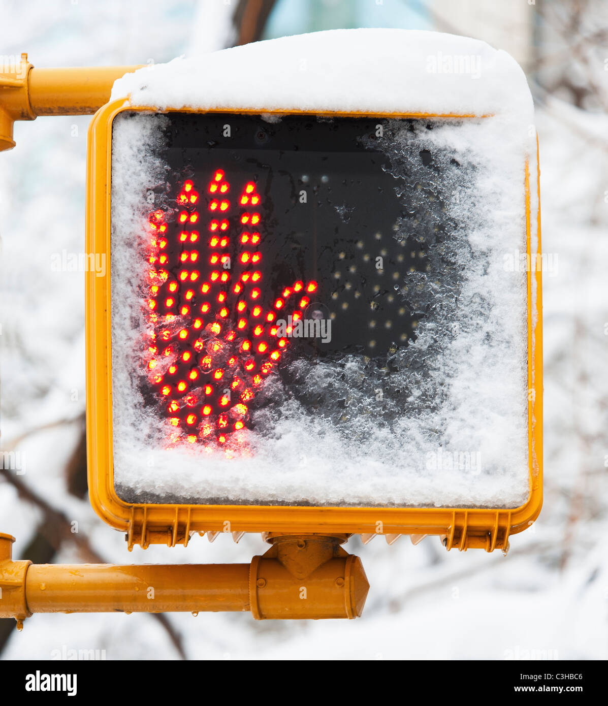 Close up di 'non a piedi segno" con incandescente mano rossa in inverno Foto Stock