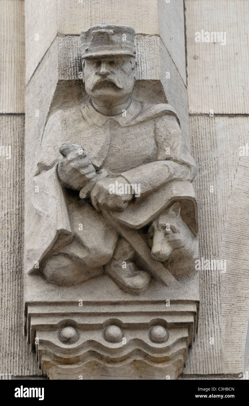 Rotterdam, Paesi Bassi. Stadhuis / Town Hall (1912-20). Dettaglio sulla facciata. Poliziotto Foto Stock