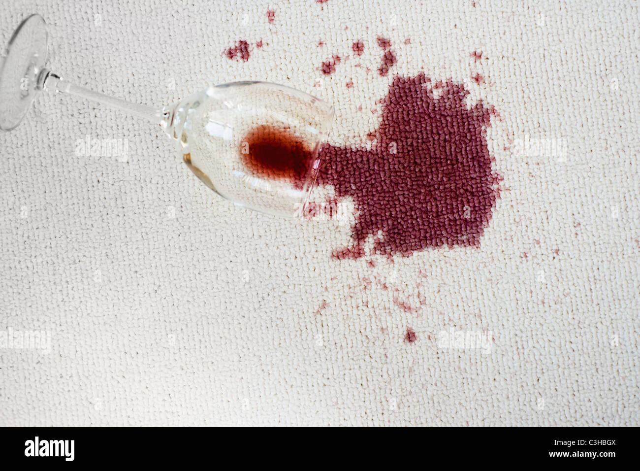 Close up rovinato il vino rosso su sfondo bianco Foto stock - Alamy