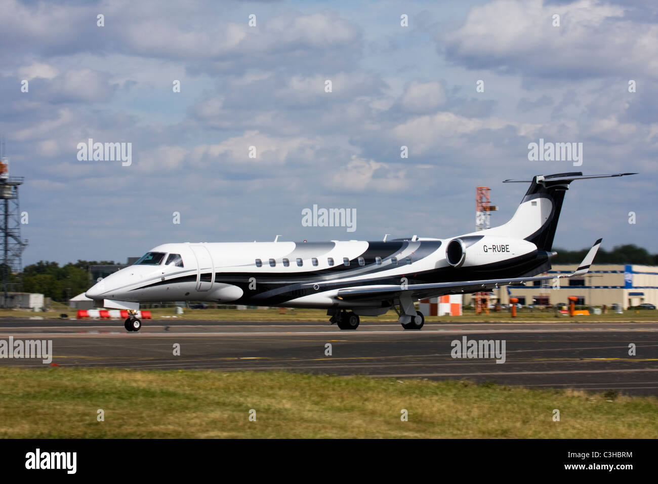 London Executive Aviation (LEA) Embraer EMB-135BJ Legacy business jet Foto Stock