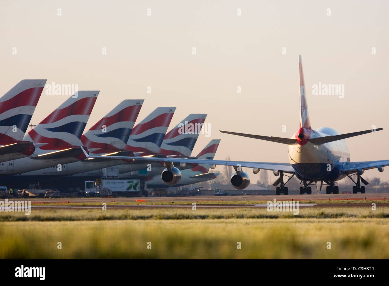 Flotta di British Airways aerei di linea all'Aeroporto Heathrow di Londra REGNO UNITO Foto Stock