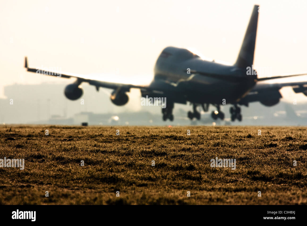 Aereo commerciale in atterraggio a Londra Heathrow con le scie di condensazione formando al di sopra di dette alette. Foto Stock