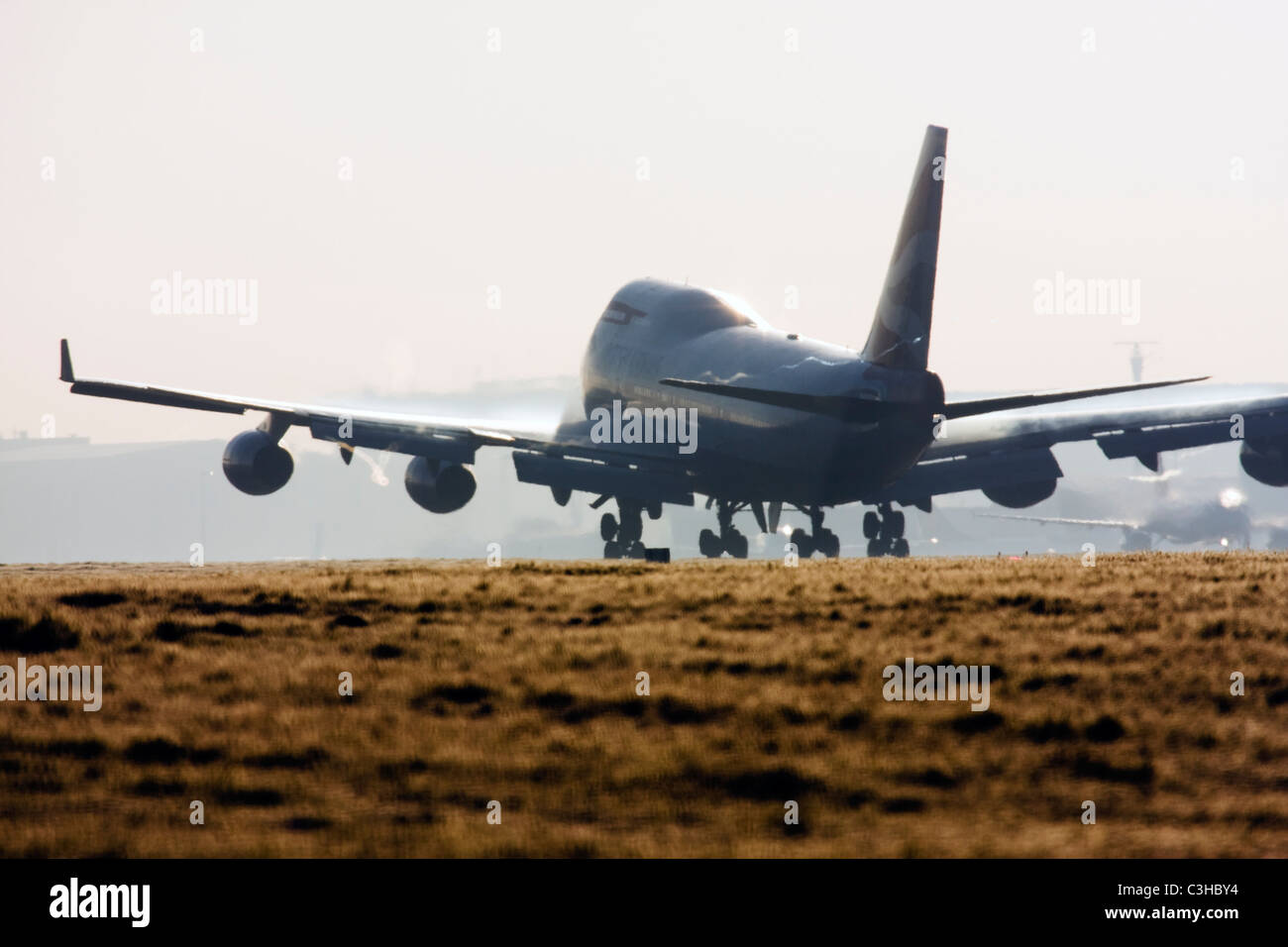 British Airways Boeing 747 in atterraggio a Londra Heathrow con le scie di condensazione formando al di sopra di dette alette. Foto Stock