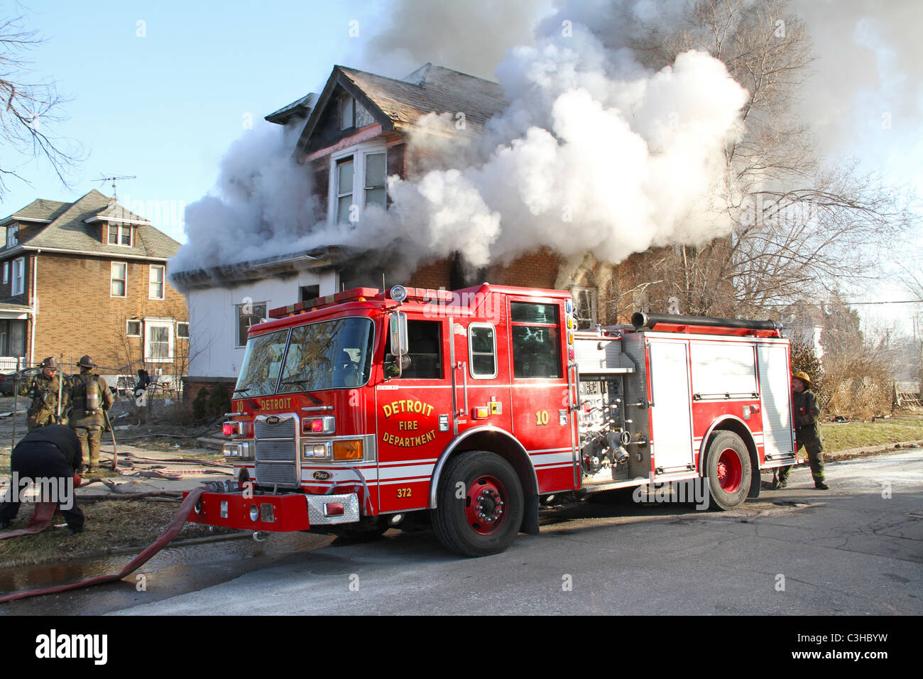 Detroit dei Vigili del fuoco a scena della casa di fuoco Detroit Michigan STATI UNITI Foto Stock