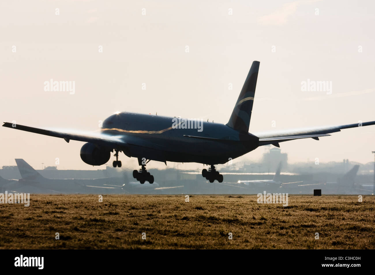 Aereo commerciale in atterraggio a Londra Heathrow con le scie di condensazione formando al di sopra di dette alette. Foto Stock