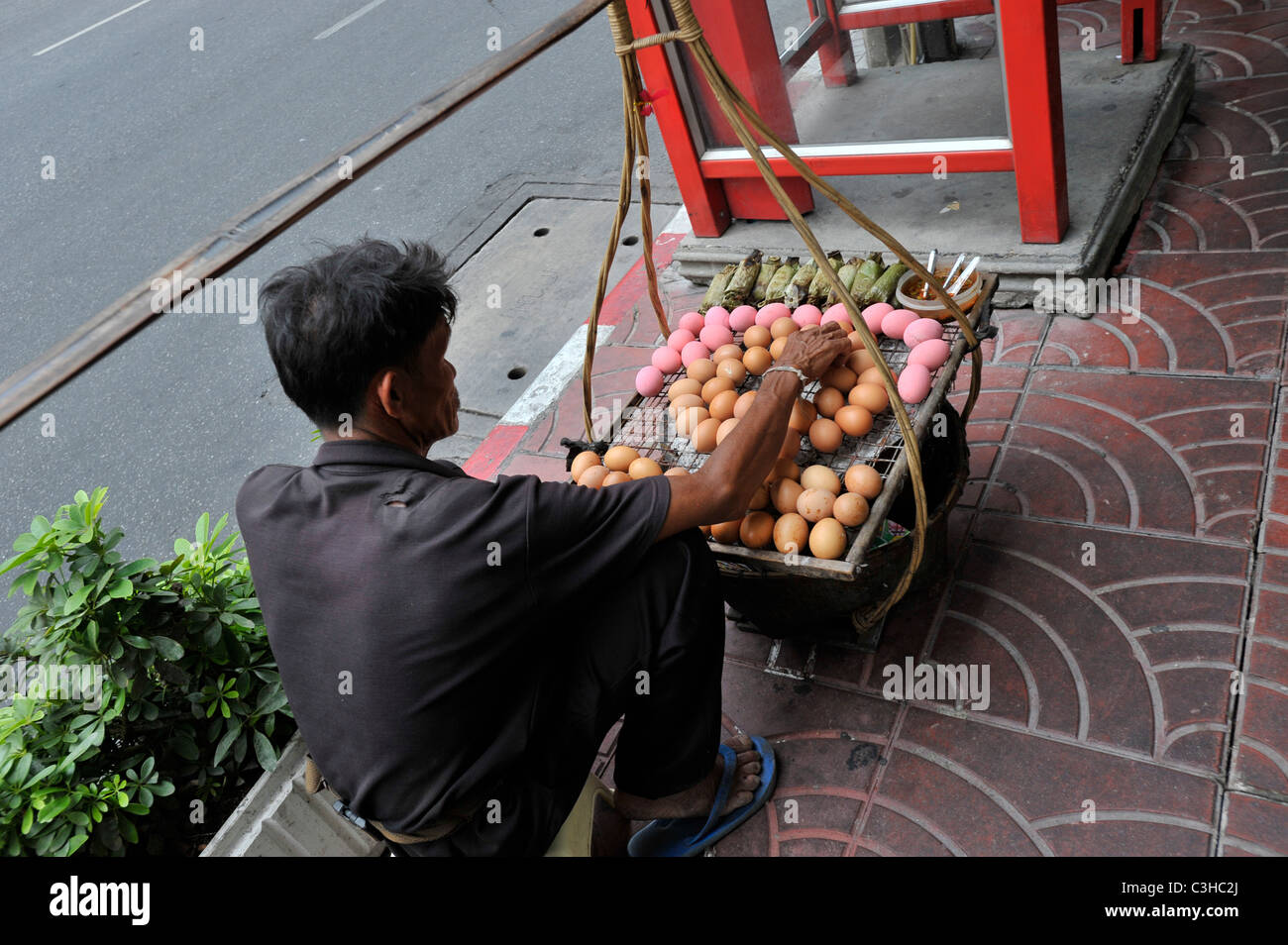 Uova di barbecue in vendita , venditore ambulante,vita sulla strada , comunità cinese ,Chinatown, bangkok, Thailandia Foto Stock