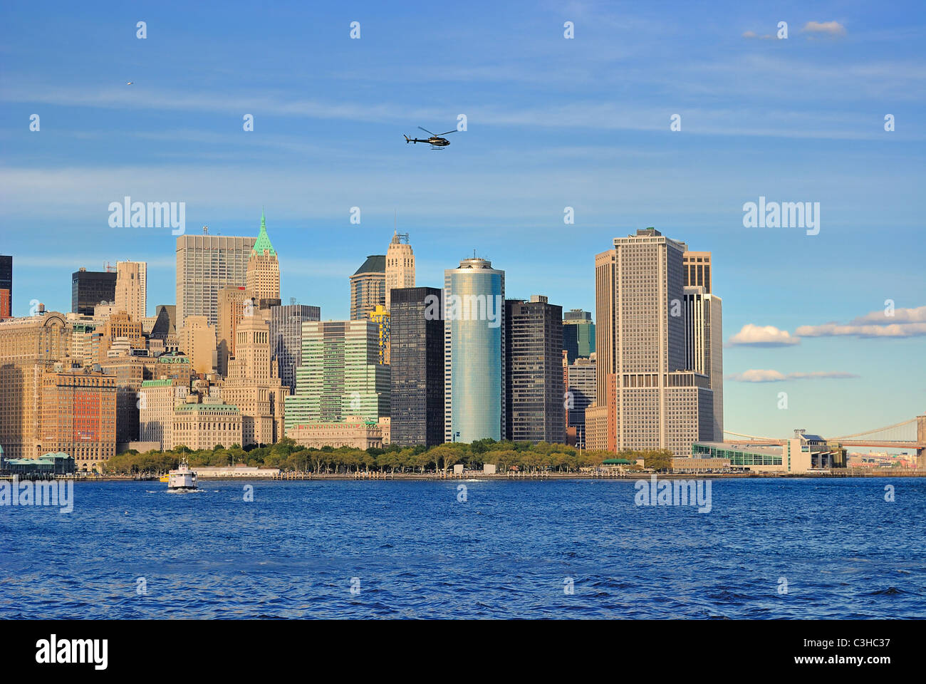 Skyline di New York City da New York Bay. Foto Stock