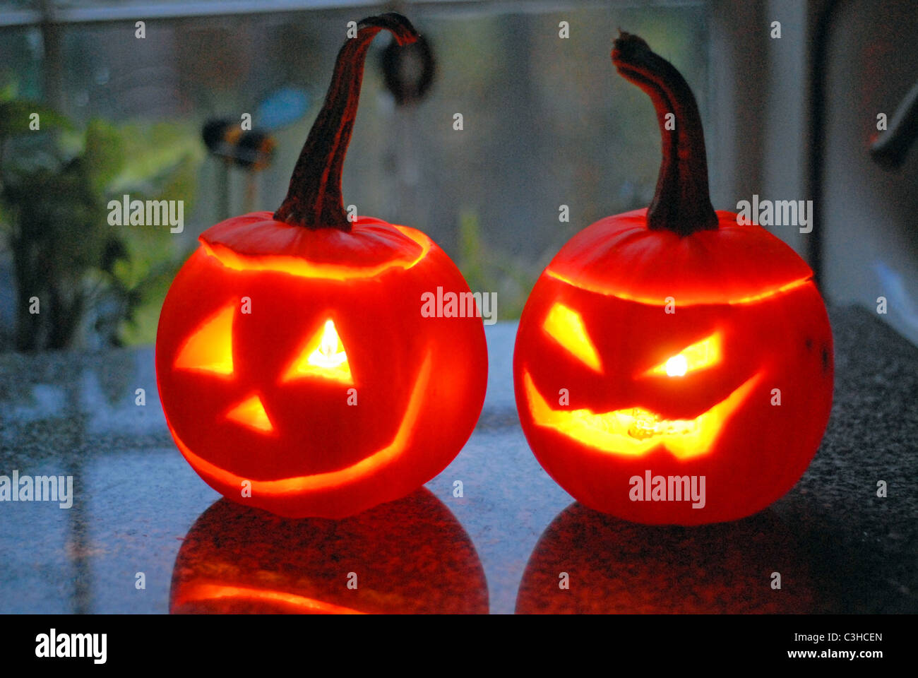 Due jack-o-lanterne accese per Halloween. Foto Stock
