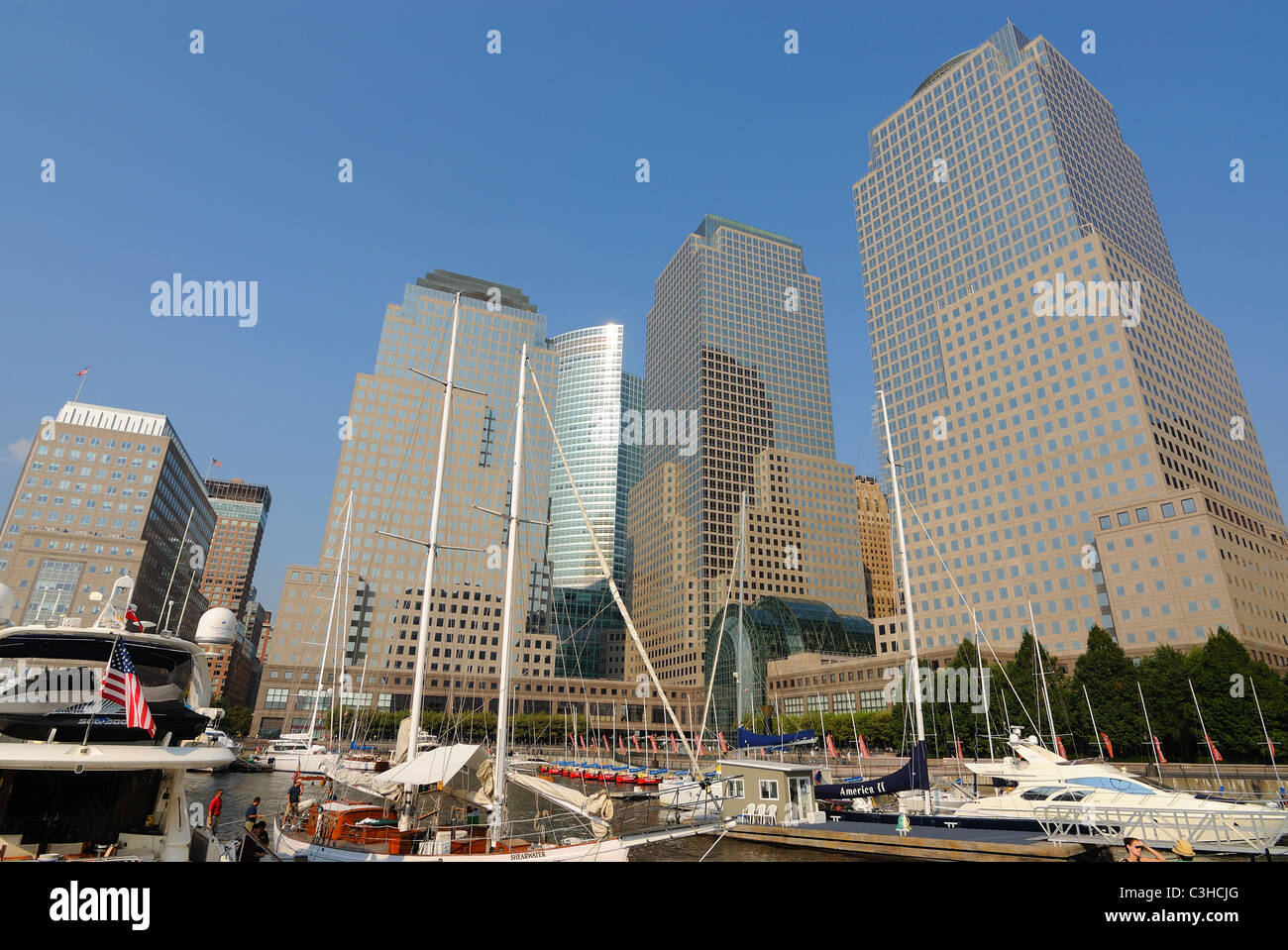 Il World Financial Center edifici dietro il North Cove, uno yacht marina sull'isola di Manhattan a New York City. Foto Stock