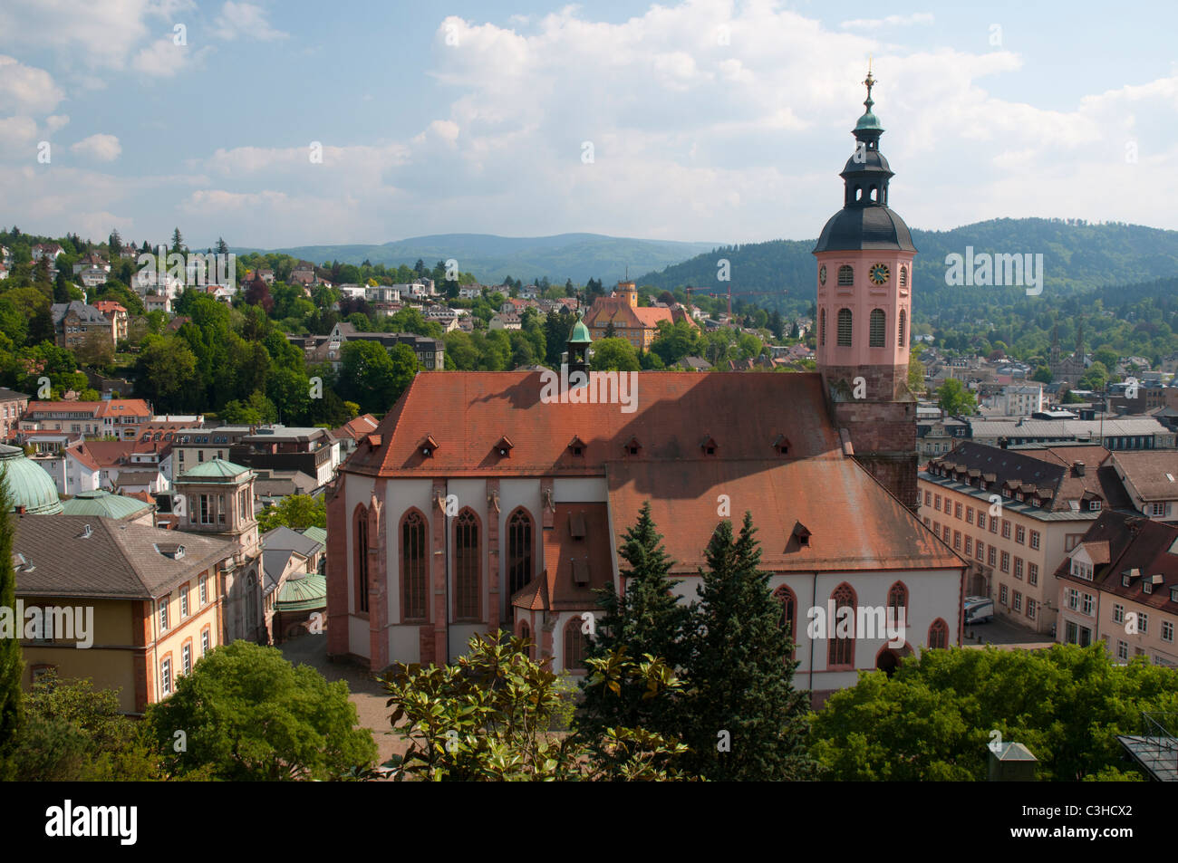 Vista Cityscape Baden-Baden con Stiftkirche, Baden-Württemberg, Foresta Nera, Germania Foto Stock