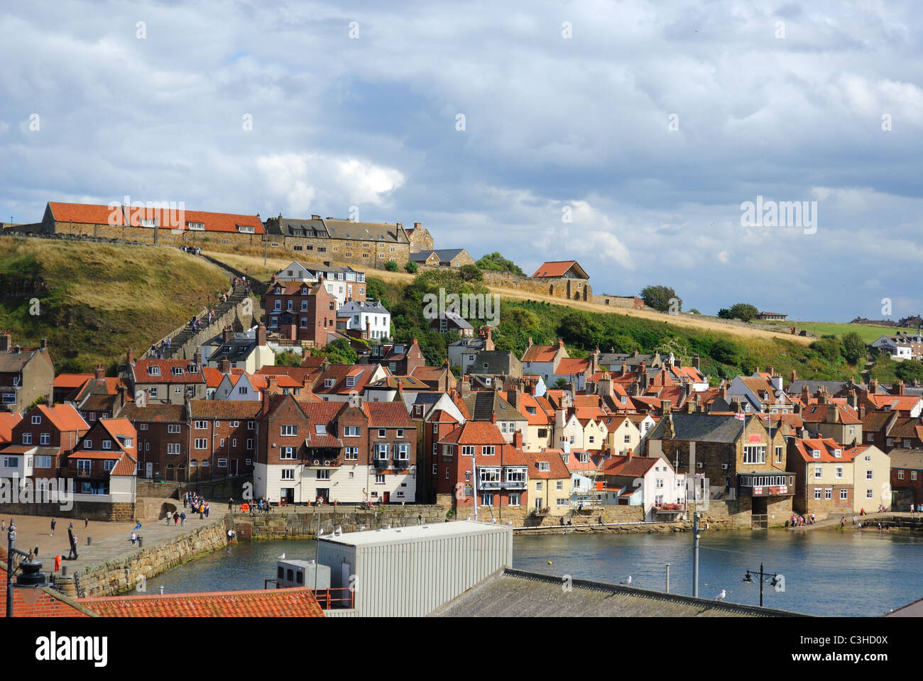 Whitby Abby sulla West Cliff a Whitby, Inghilterra. Foto Stock