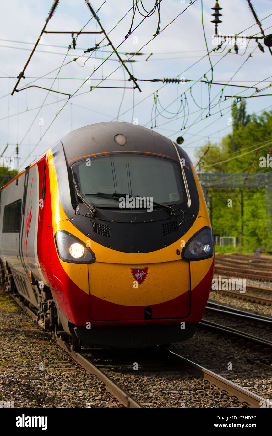 Vergine di inclinazione Voyager avvicinando Preston stazione ferroviaria, Lancashire, Regno Unito Foto Stock