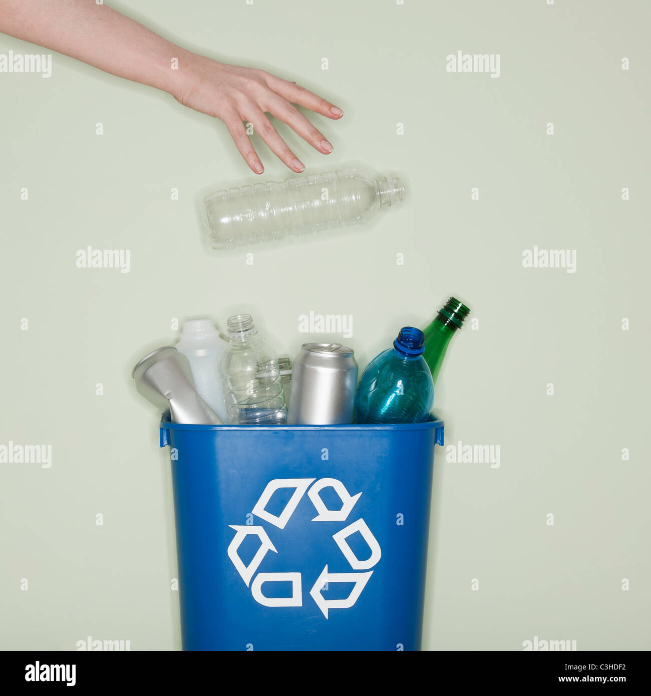 Bottiglie di plastica di riciclaggio Foto Stock