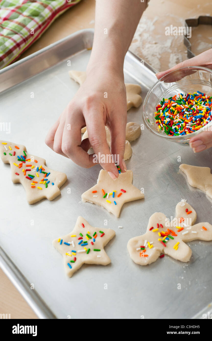 La donna la preparazione di biscotti di pasta frolla con taglierina Foto Stock