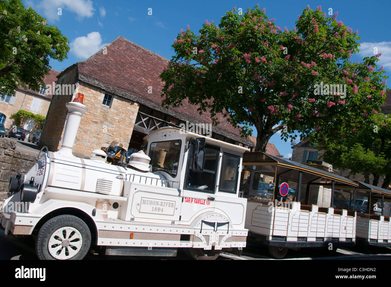 Il treno turistico nella graziosa cittadina di bastide di Domme, Dordogne Francia UE Foto Stock