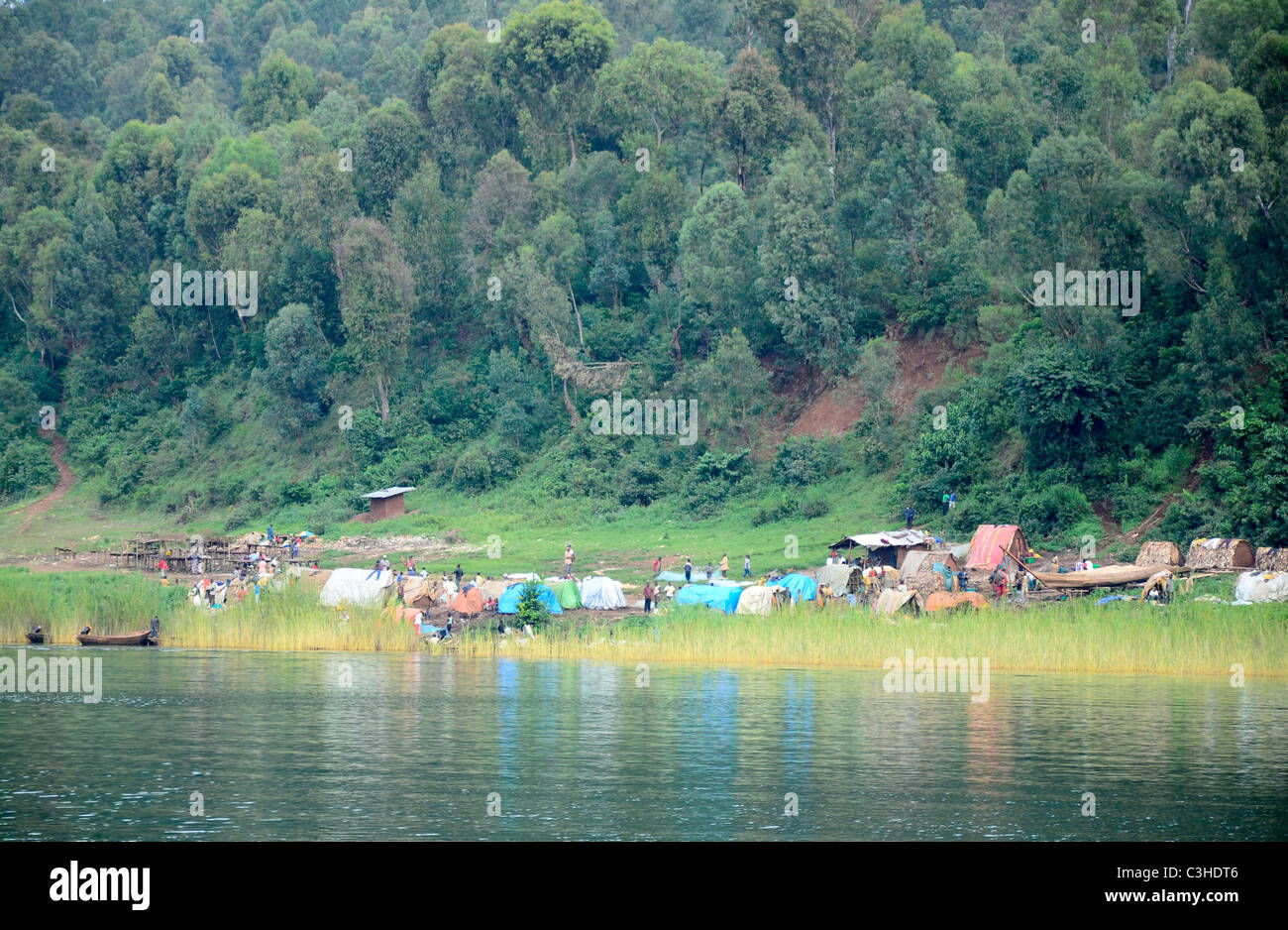 Villaggio su un isola del lago Kivu tra Rwanda e Repubblica Democratica del Congo, Africa Foto Stock