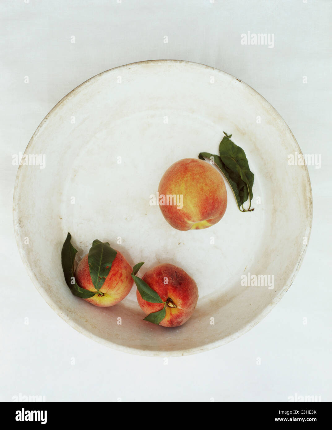 Le pesche in una ciotola Foto Stock