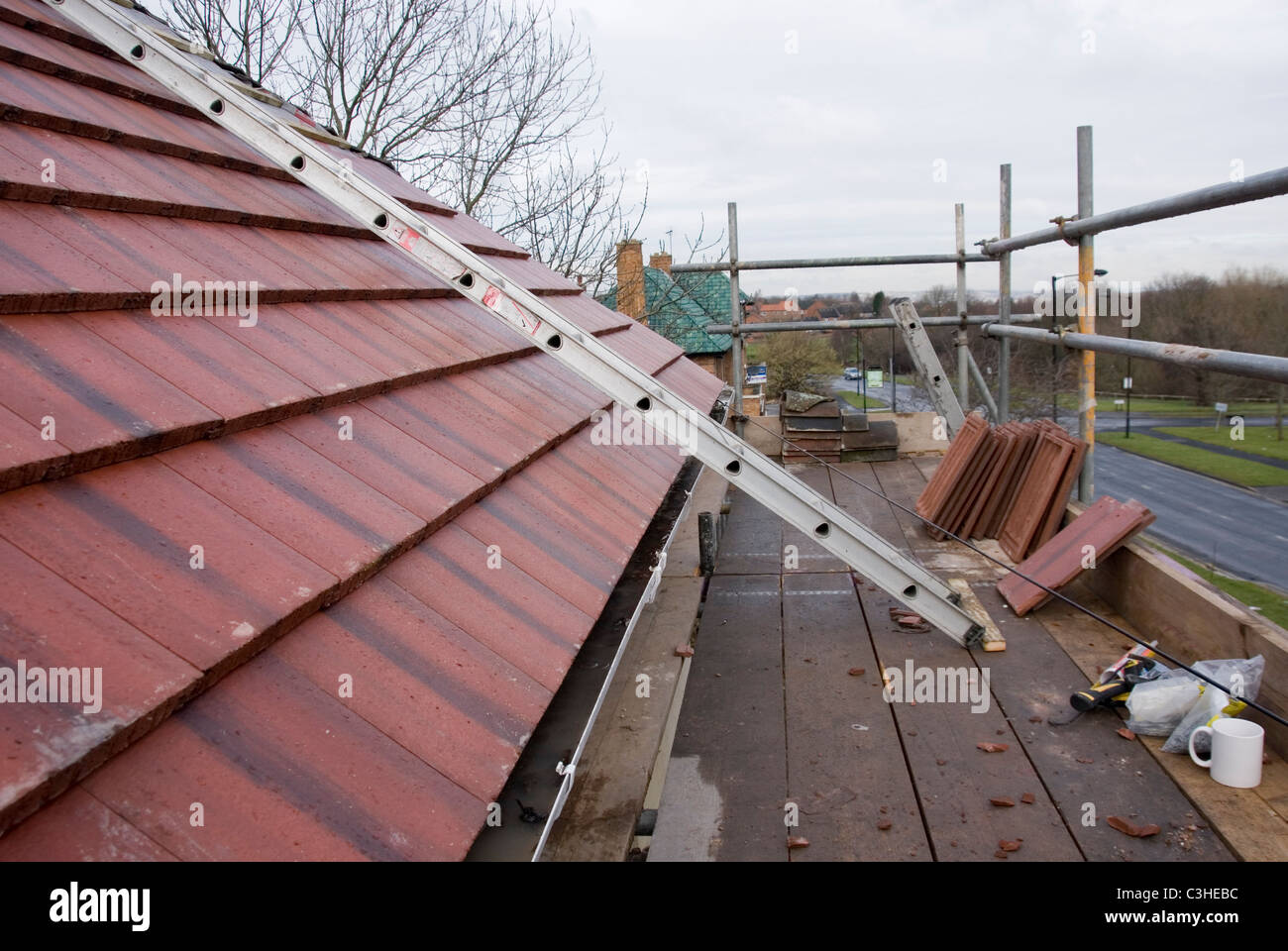 Close up appena installato tegole del tetto con scaletta da ponteggio, Re di copertura casa residenziale, coperture Ontop, Sheffield, Inghilterra Foto Stock