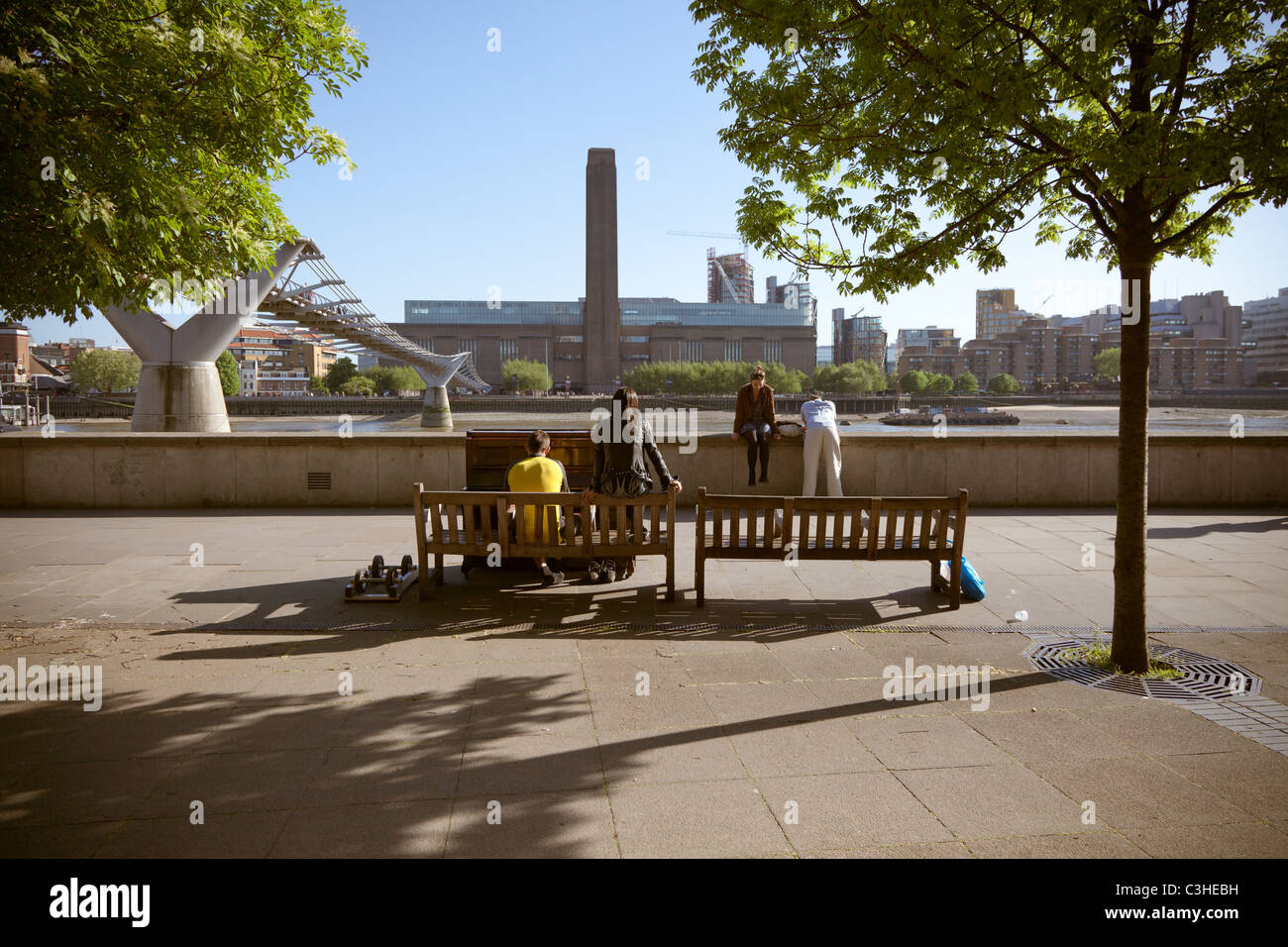 Il pianoforte di fronte alla Tate Modern Foto Stock