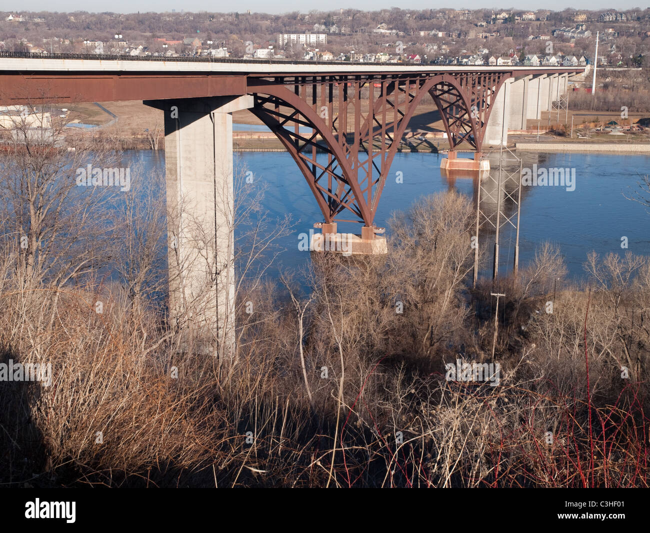 Vista della Smith Avenue alto ponte in St. Paul, MN da scenic si affacciano su off Cherokee Avenue sulla sponda ovest - Aprile 2011 Foto Stock