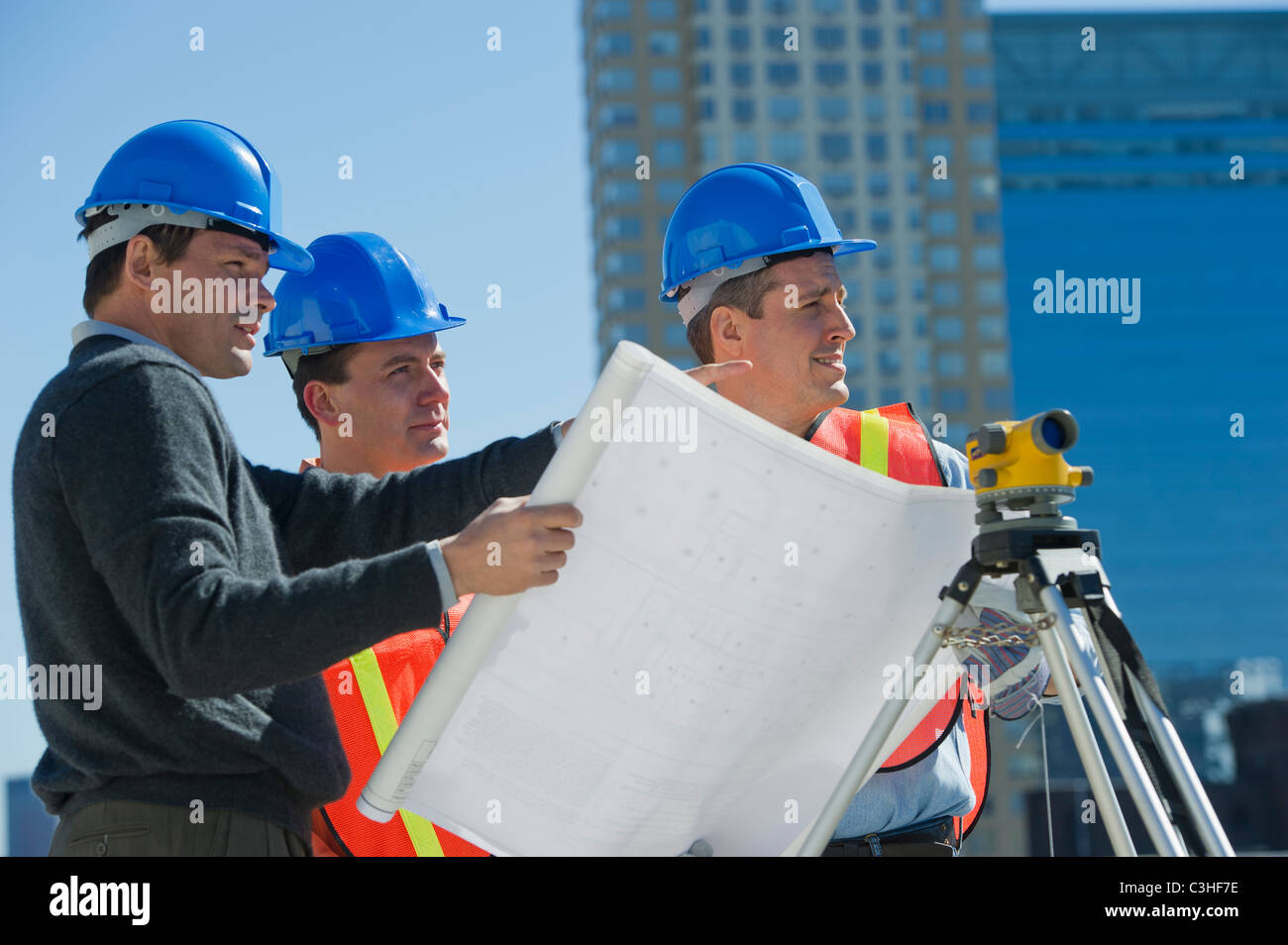 Lavoratori edili blueprint di lettura Foto Stock