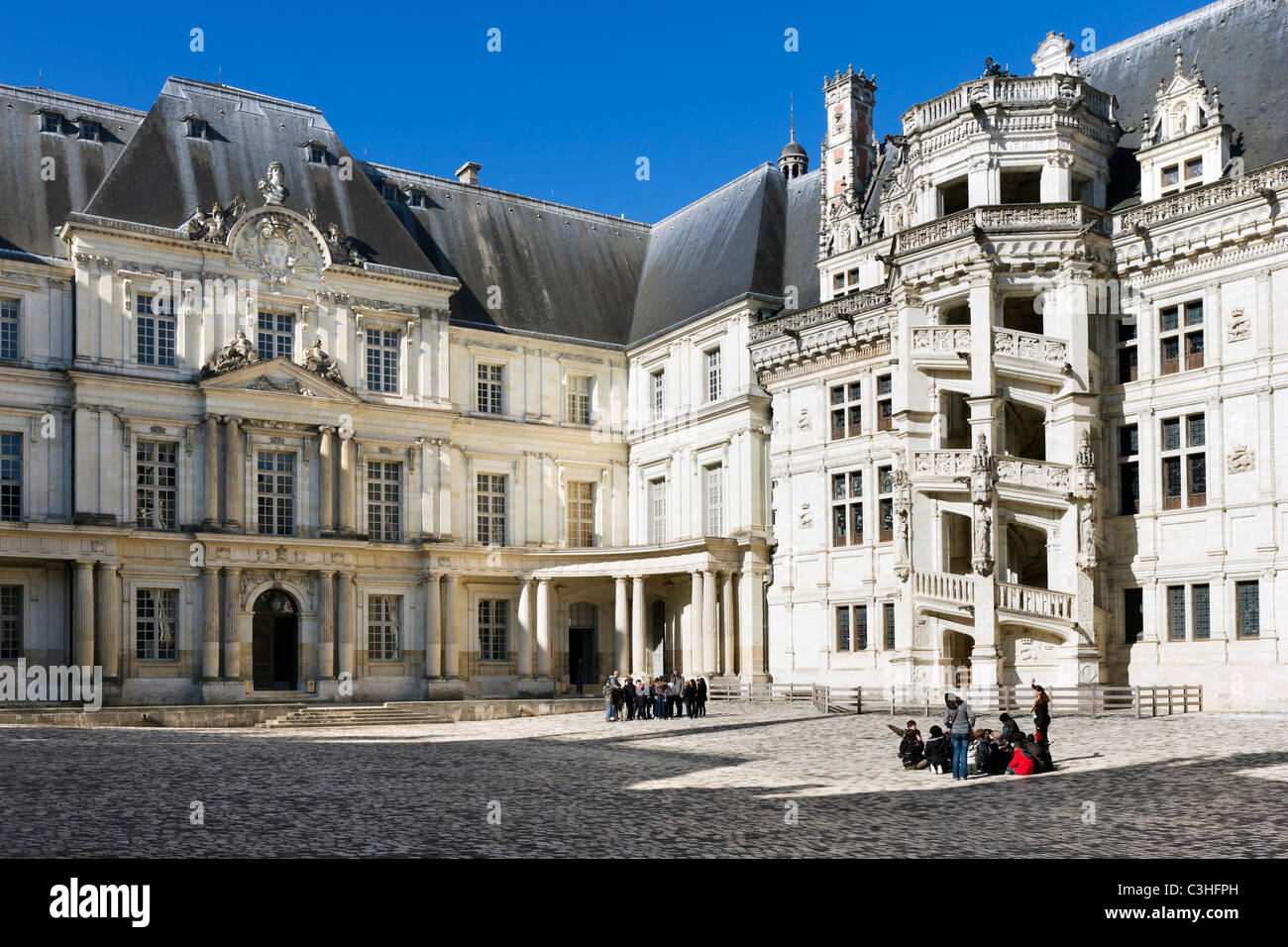 Parti della scuola i bambini di fronte alla Gaston d'Orleans e Francois i parafanghi, Chateau de Blois, Valle della Loira, Francia Foto Stock