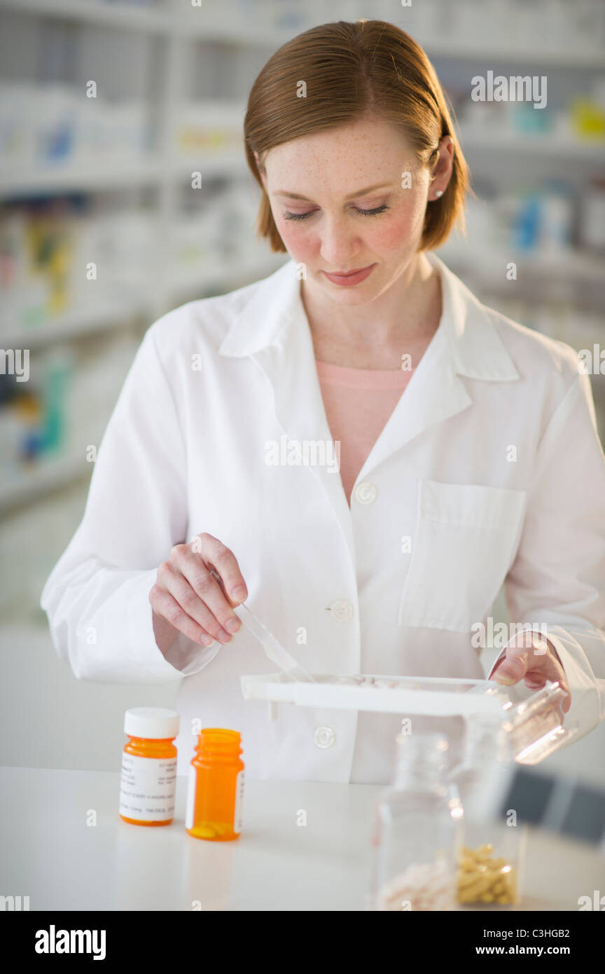 Il farmacista prepara la medicina Foto Stock